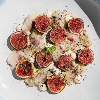 Карпаччо из сибаса с инжиром и трюфельным кремом в Sartoria Lamberti по цене 1370 ₽