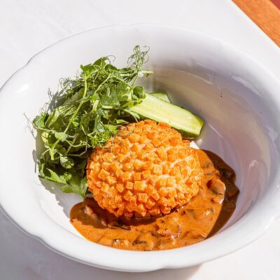 Пожарская котлета c грибным соусом и малосольным огурцом в Brasserie Lambic по цене 860 ₽