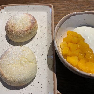 Сырники с манго и сметаной в Улитка по цене 435 ₽