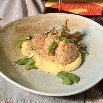 Котлетки из цыпленка с пюре и вешенками конфи в Сулугуни по цене 678 ₽