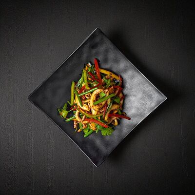 Щупальца кальмара с овощами в Hungry Dragon по цене 450 ₽