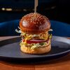 Классический чизбургер с котлетой из мраморной говядины в Brasserie Lambic по цене 990