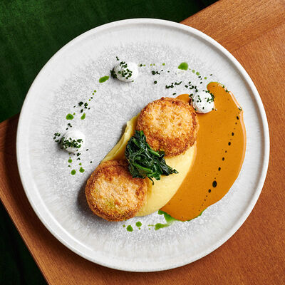 Крабовые котлеты с картофельным пюре и соусом из печеных томатов с дегидрированным йогуртом в Булгаков по цене 890 ₽