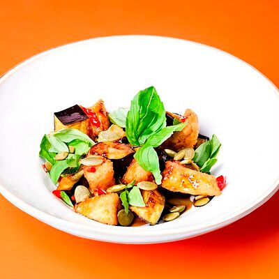 Теплый салат с хрустящими баклажанами и курицей в Молния по цене 4100 ₸