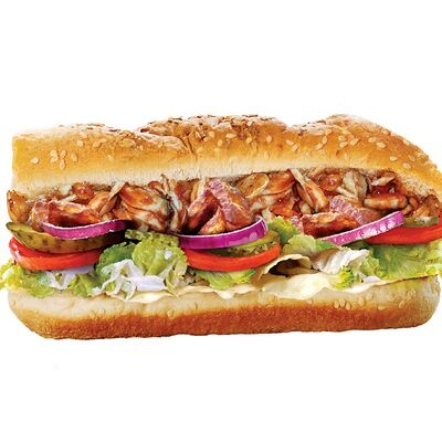 Сэндвич Курица барбекю с кусочками курицы, пропитанными соусом барбекю в Subway по цене 735 ₽