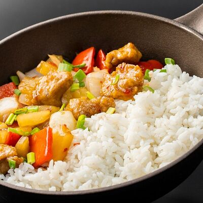Вок-рис со свининой в сладком чили-соусе в Вкусно разно по цене 445 ₽