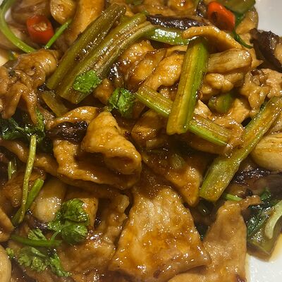 Жареная свинина с грибами и сельдереем в Эверест по цене 1180 ₽