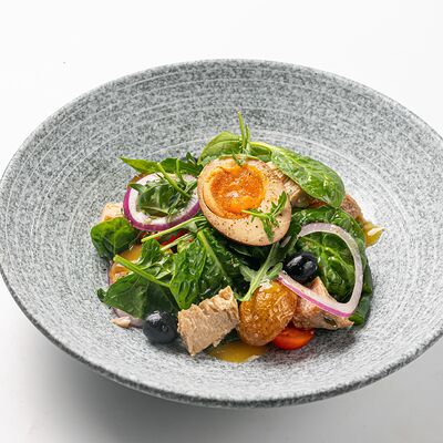 Салат Нисуаз с тунцом конфи в Финнеганс по цене 790 ₽