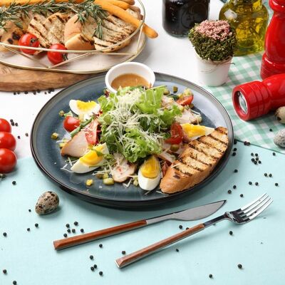 Микс-салат с куриным филе в Caffe la vita по цене 560 ₽