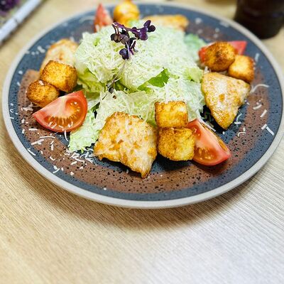 Цезарь с курицей в Чайхона Ош Сити по цене 350 ₽