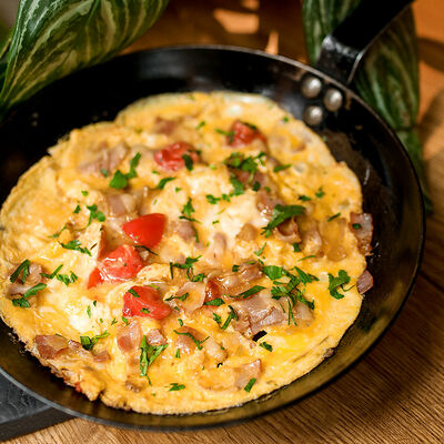 Омлет с беконом, томатами и луком в Сыроварня по цене 420