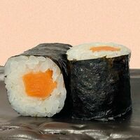 Ролл с лососем в Sushi Break