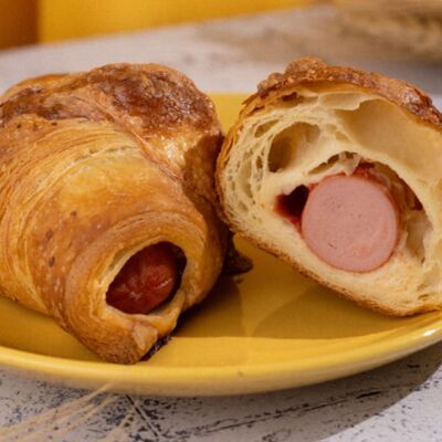 Круассан с сосиской и соусом в Пекарня Буханка по цене 225 ₽