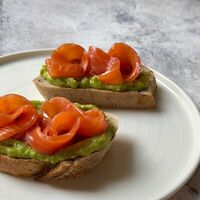 Авокадо-тост со слабосоленой форельюв u.bistro