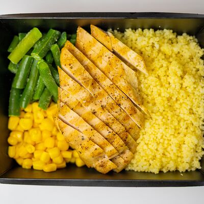 Филе куриное на гриле с кус-кусом и шашлычным соусом в Тарелка по цене 445 ₽