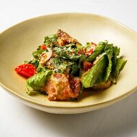 Салат с говядиной, томатами и маринованным баклажаномв Grand Кафе Натахтари