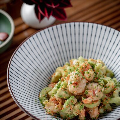 Салат с креветками, авокадо и огурцами в COBA restaurant по цене 1590 ₽