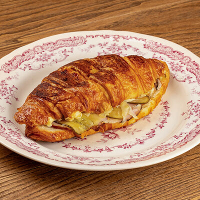 Круассан с бужениной, яйцом и соусом из белых грибов и грудинки в Казак по цене 470 ₽