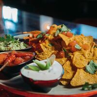 Начос с тремя соусами в La Catrina