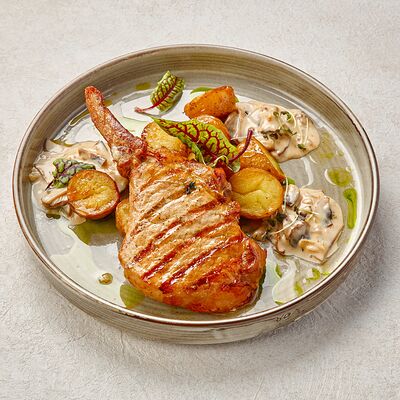 Свиная корейка на кости в Пеперончино по цене 696 ₽