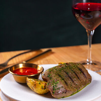 Стейк из говяжьего языка с картофелем в Just Residence по цене 910 ₽