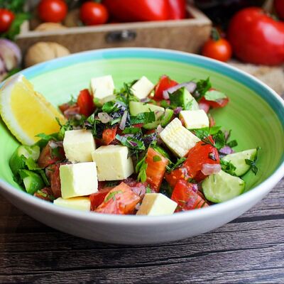 Салат с брынзой Чобан в Долма по цене 400 ₽