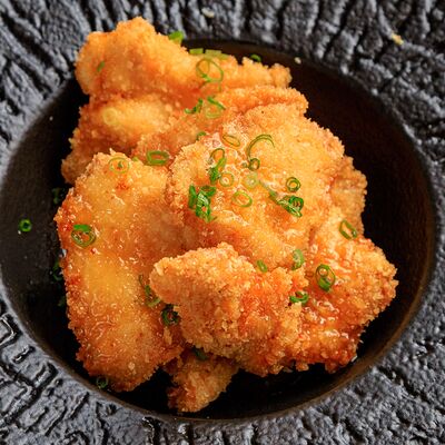 Куриные стрипсы по-азиатски в Суши & Саке Izakaya Bar по цене 467 ₽