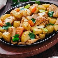 Сковорода горячая с курицей в Мамина трапеза