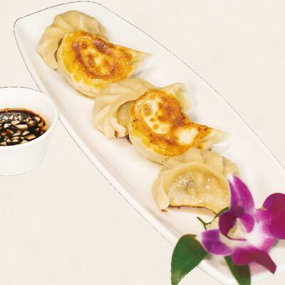 Жареные пельмени со свининой и говядиной в Золотая панда по цене 948 ₽