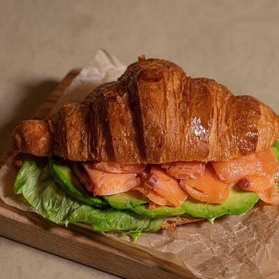 Круассан с лососем и авокадо в Fino по цене 360 ₽