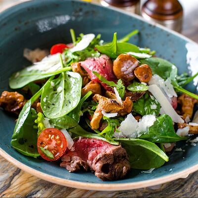 Салат с ростбифом и лисичками под трюфельным соусом в Бо-Бо по цене 1140 ₽