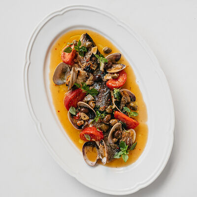 Филе сибаса с вонголе и средиземноморским соусом в Клёво по цене 2250 ₽