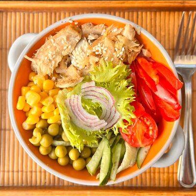 Боул с курицей в Пуэр по цене 650 ₽