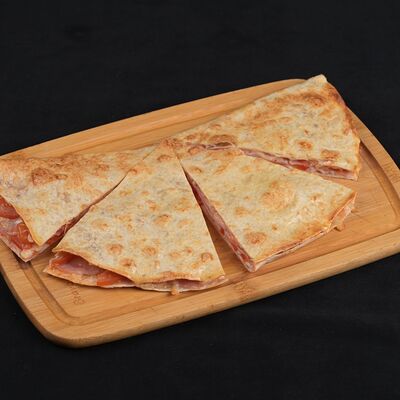 Кесадилья с курицей в Евразия по цене 625 ₽