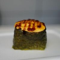 Гункан запеченный с лососем в Rolloff