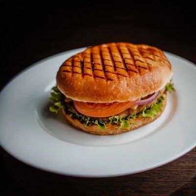 Восток бургер с курицей (большой) в Хинкали хаус по цене 350 ₽