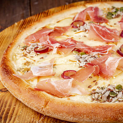 С пармским окороком и грушей в Пицца Хаб по цене 902 ₽