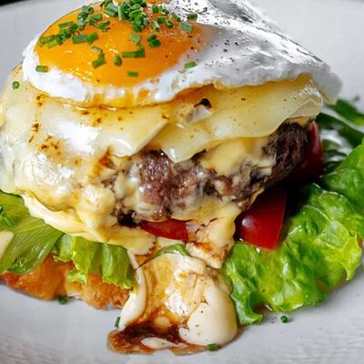 Бифштекс из мраморной говядины с глазуньей в More More по цене 925 ₽