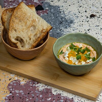 Риет из лосося со сферами из маракуйи в Pink milk x Lift по цене 940 ₽