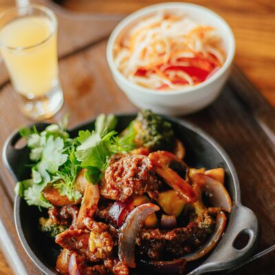 Жарёха с мраморной говядиной и овощами в Макадамия по цене 850 ₽