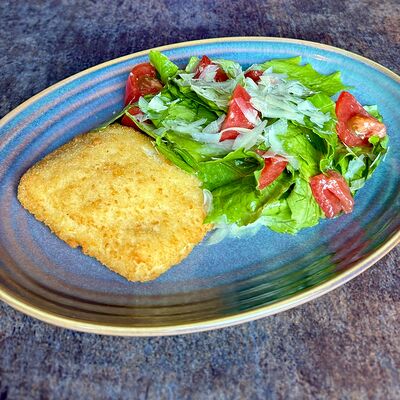 Кордон блю с зеленым салатом и томатами в Pink milk x Lift по цене 780 ₽