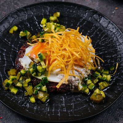 Бифштекс из говядины с яйцом и картофельным пай в Пламя по цене 940 ₽