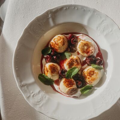 Сырники с вишней и сметаной в Salone pasta & bar по цене 750 ₽