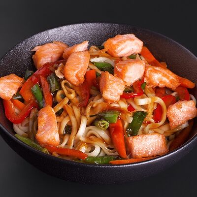 Удон с овощами, терияки и лососем в Многосуши по цене 499 ₽