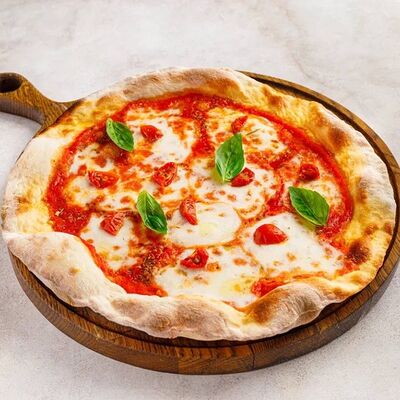 Пицца Маргарита с вяленными томатамив Osteria Mario по цене 740 ₽