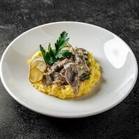 Бефстроганов с картофельным пюре в Амакс