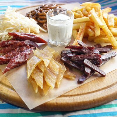 Закуска к пиву И рыба, и мясо в Жаровня по цене 1240 ₽