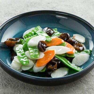 Стир-фрай из сахарного горошка, древесных грибов и ямса в See China по цене 530 ₽