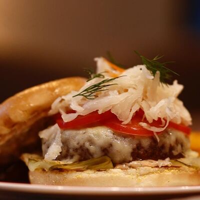 Бургер с котлетой из мраморного бычка и картофелем по-деревенски в Тарелочки по цене 1290 ₽