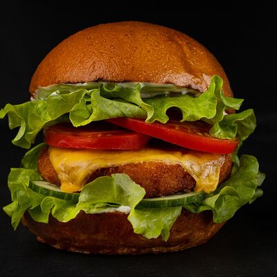 Бургер с куриной котлетой и свежими овощами в Прага по цене 700 ₽